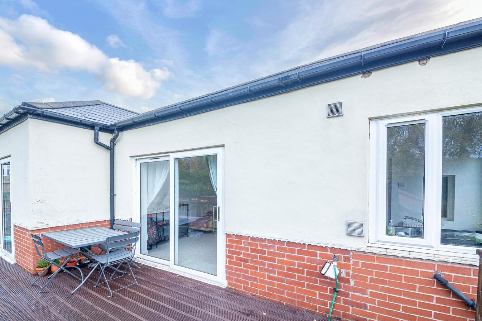 3br Detached With Parking Holiday home *